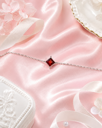 Starlit Glow - Red Garnet Bracelet สร้อยข้อมือหินนำโชค จิตใจชัดเจน เสริมมิตรภาพ ความมั่นคงในใจ ความสำเร็จและก้าวหน้า