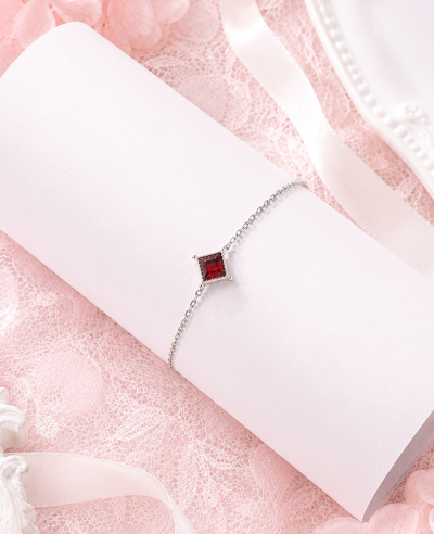 Starlit Glow - Red Garnet Bracelet สร้อยข้อมือหินนำโชค จิตใจชัดเจน เสริมมิตรภาพ ความมั่นคงในใจ ความสำเร็จและก้าวหน้า