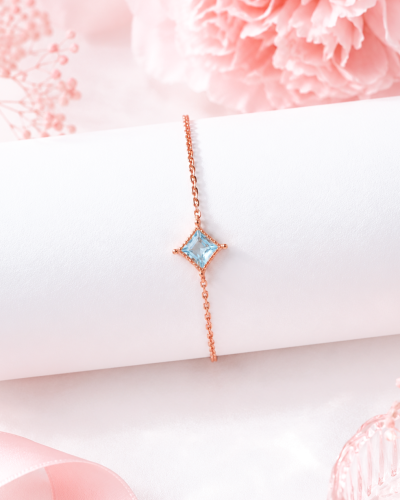 Starlit Glow - Blue Topaz Bracelet สร้อยข้อมือหินนำโชค เสริมการสื่อสาร ลดความเครียด ใจสงบนิ่ง เพิ่มพลังบวก