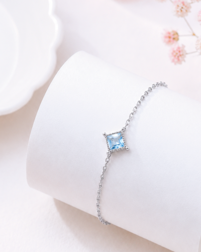Starlit Glow - Blue Topaz Bracelet สร้อยข้อมือหินนำโชค เสริมการสื่อสาร ลดความเครียด ใจสงบนิ่ง เพิ่มพลังบวก