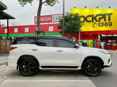 Toyota Fortuner 2.8 TRD Sportivo Blacktop ปี 2018 สีขาวมุก Toyota Fortuner 2.8 TRD Sportivo Blacktop ปี 2018 สีขาวมุก