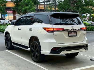 Toyota Fortuner 2.8 TRD Sportivo Blacktop ปี 2018 สีขาวมุก