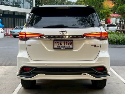 Toyota Fortuner 2.8 TRD Sportivo Blacktop ปี 2018 สีขาวมุก