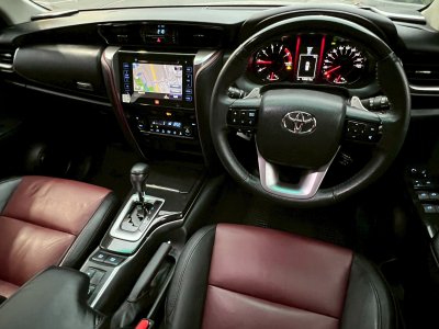 Toyota Fortuner 2.8 TRD Sportivo Blacktop ปี 2018 สีขาวมุก