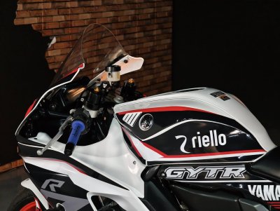 YAMAHA R7