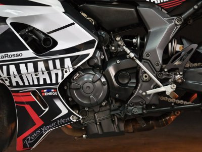 YAMAHA R7