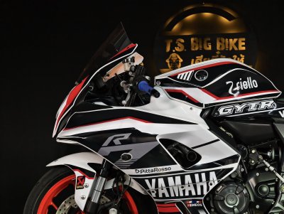YAMAHA R7