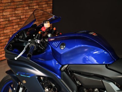 YAMAHA R7