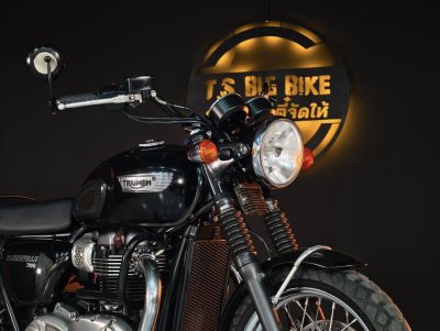TRIUMPH BONNEVILLE T100