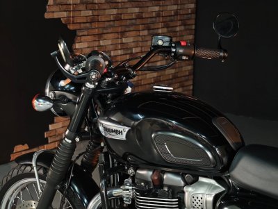 TRIUMPH BONNEVILLE T100