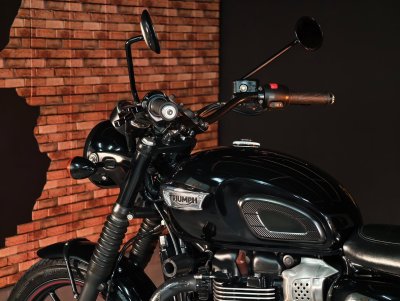 TRIUMPH BONNEVILLE T100 BLACK