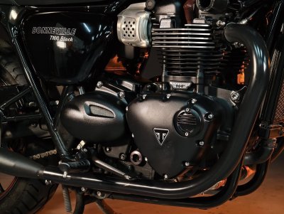 TRIUMPH BONNEVILLE T100 BLACK