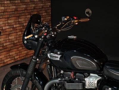 TRIUMPH BONNEVILLE T100 BLACK