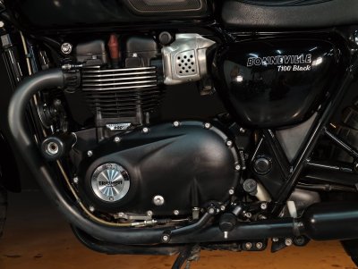 TRIUMPH BONNEVILLE T100 BLACK