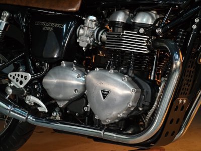 TRIUMPH THRUXTON 900