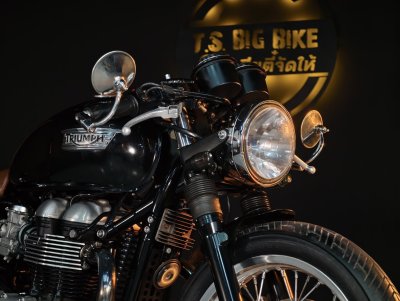 TRIUMPH THRUXTON 900