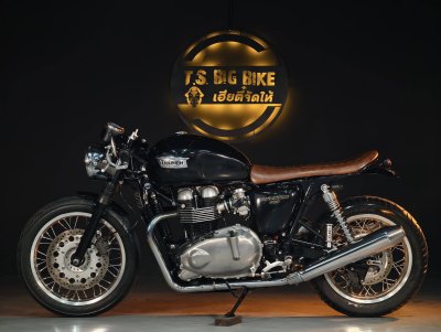 TRIUMPH THRUXTON 900