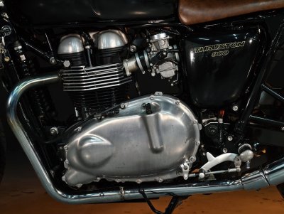 TRIUMPH THRUXTON 900