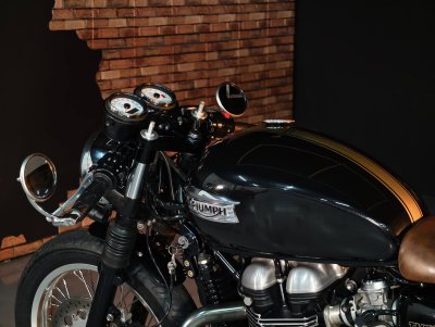 TRIUMPH THRUXTON 900