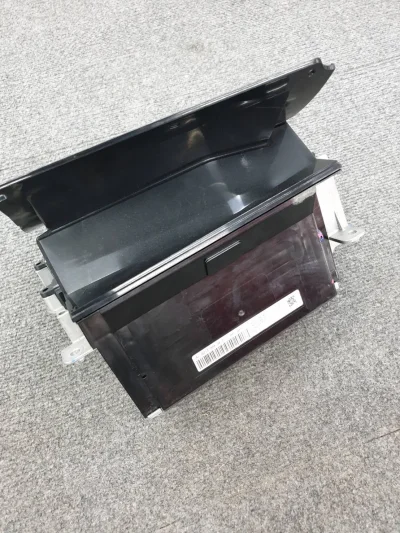 ช่างผู้เชี่ยวชาญกำลังตรวจเช็กเครื่องยนต์ Mercedes-Benz