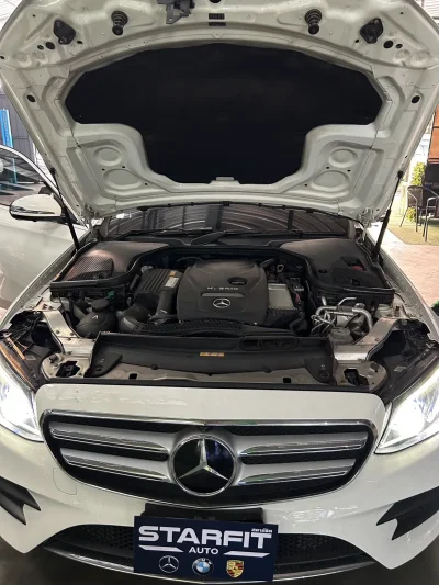 ช่างผู้เชี่ยวชาญกำลังตรวจเช็กเครื่องยนต์ Mercedes-Benz