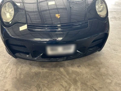 ช่าง Starfit Auto กำลังซ่อม Porsche Cayenne ด้วยเครื่องมือวิเคราะห์ระบบมาตรฐาน 