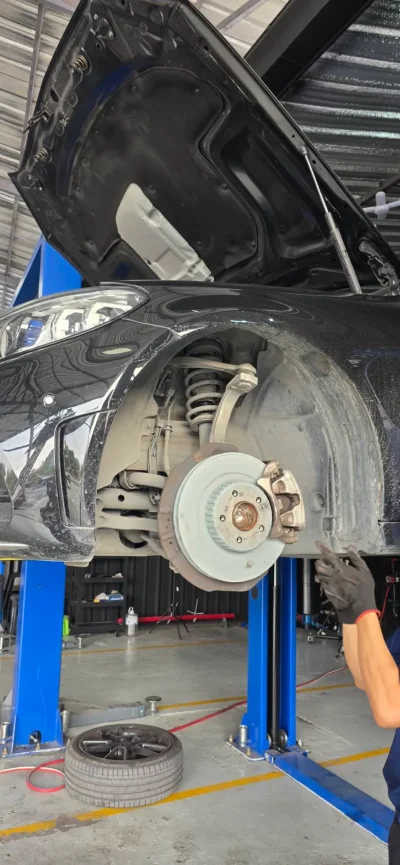 เปลี่ยนอะไหล่แท้ Mercedes-Benz พร้อมรับประกันงานซ่อม