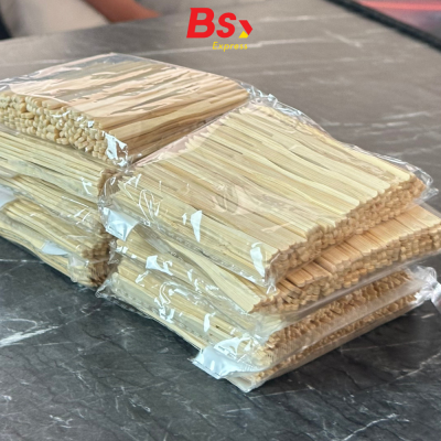 ส้อมจิ้มผลไม้ ไม้ไผ่ ส้อมขนม แท่งไม้ไผ่ผลไม้  บนโต๊ะอาหาร ส้อมขนม สําหรับจิ้มผลไม้ ขนมหวาน