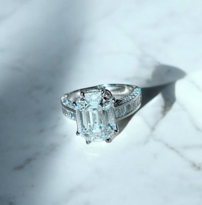 แหวนพชรประกบกล่องทรง Emerald หน้ากว้าง 5 กะรัต