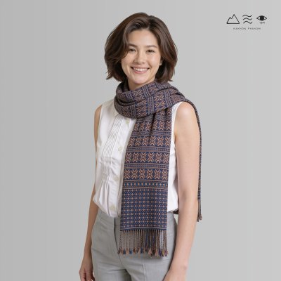 ผ้าพันคอขิดไทกะเลิง ลายดอกลั่นทม คราม-เปลือกไม้