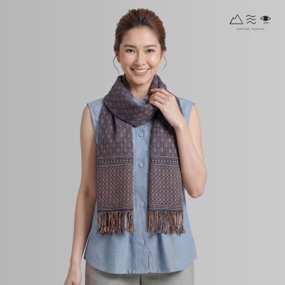 ผ้าพันคอขิดไทกะเลิง ลายดอกมะขวิด คราม-เปลือกไม้