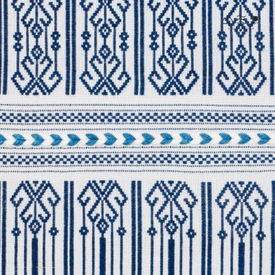 ผ้าคลุมไหล่ขิดไทกะเลิง ลายขอมงกุฎเครือ คราม-ขาว