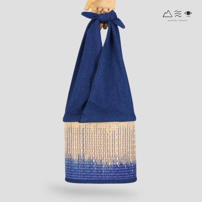 กระเป๋าสานกกหูผูกผ้าทอมือ-คราม กระเป๋าสานกกหูผูกผ้าทอมือ-คราม