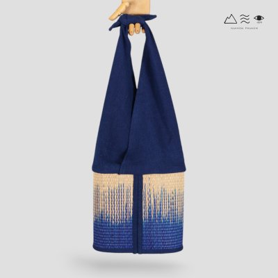 กระเป๋าสานกกหูผูกผ้าทอมือ-คราม กระเป๋าสานกกหูผูกผ้าทอมือ-คราม