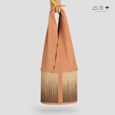 กระเป๋าสานกกหูผูกผ้าทอมือ-เปลือกไม้ กระเป๋าสานกกหูผูกผ้าทอมือ-เปลือกไม้