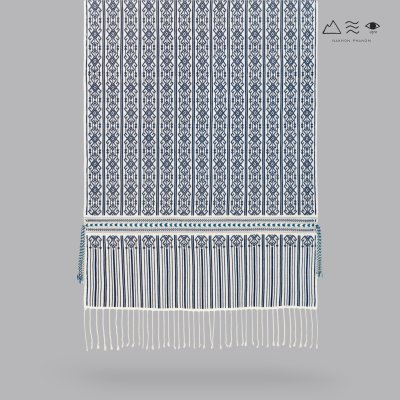 ผ้าคลุมไหล่ขิดไทกะเลิง ลายขอมงกุฎเครือ คราม-ขาว