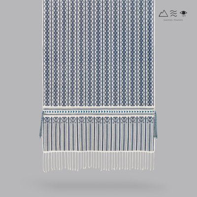 ผ้าคลุมไหล่ขิดไทกะเลิง ลายนาคเกี้ยวเครือ คราม-ขาว