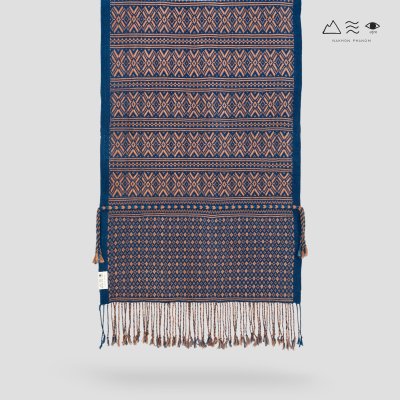 ผ้าพันคอขิดไทกะเลิง ลายดอกลั่นทม คราม-เปลือกไม้