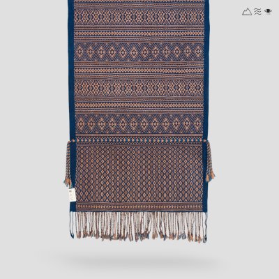 ผ้าพันคอขิดไทกะเลิง ลายดอกมะส้าน คราม-เปลือกไม้