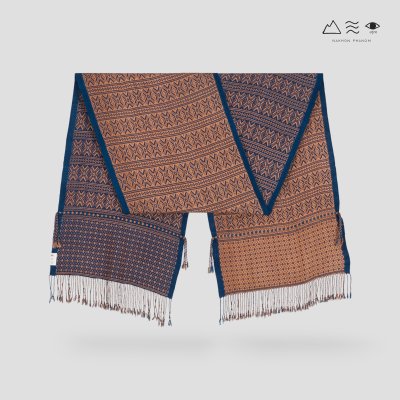 ผ้าพันคอขิดไทกะเลิง ลายดอกลั่นทม คราม-เปลือกไม้