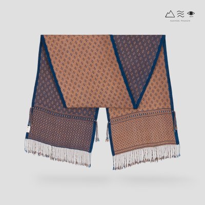 ผ้าพันคอขิดไทกะเลิง ลายดอกมะขวิด คราม-เปลือกไม้