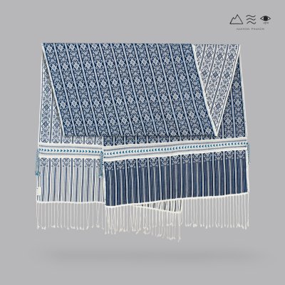 ผ้าคลุมไหล่ขิดไทกะเลิง ลายขอมงกุฎเครือ คราม-ขาว