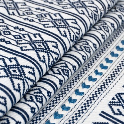 ผ้าคลุมไหล่ขิดไทกะเลิง ลายขอมงกุฎเครือ คราม-ขาว