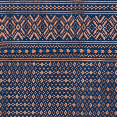 ผ้าพันคอขิดไทกะเลิง ลายดอกลั่นทม คราม-เปลือกไม้