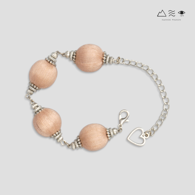 สร้อยข้อมือระย้า ลูกปัดฝ้ายย้อมสีธรรมชาติ - สั้น