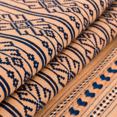 ผ้าคลุมไหล่ขิดไทกะเลิง ขอมงกุฎเครือ คราม-เปลือกไม้