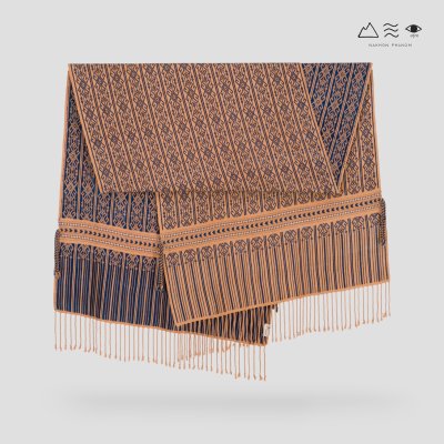 ผ้าคลุมไหล่ขิดไทกะเลิง ขอมงกุฎเครือ คราม-เปลือกไม้