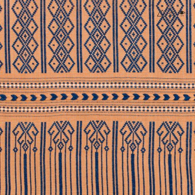 ผ้าคลุมไหล่ขิดไทกะเลิง นาคเกี้ยวเครือ คราม-เปลือกไม้