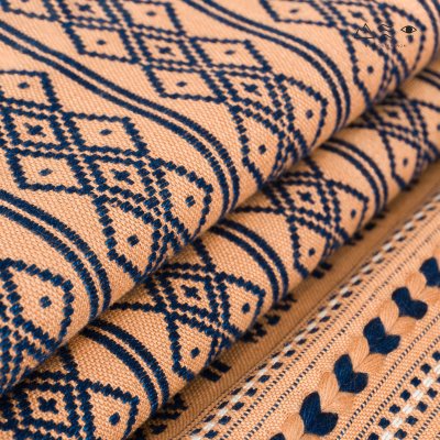 ผ้าคลุมไหล่ขิดไทกะเลิง นาคเกี้ยวเครือ คราม-เปลือกไม้