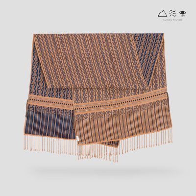 ผ้าคลุมไหล่ขิดไทกะเลิง นาคเกี้ยวเครือ คราม-เปลือกไม้